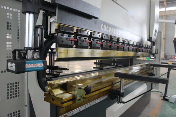 Prensa CNC de 4 eixos